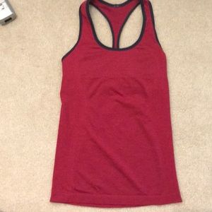 Lululemon sz 4 top